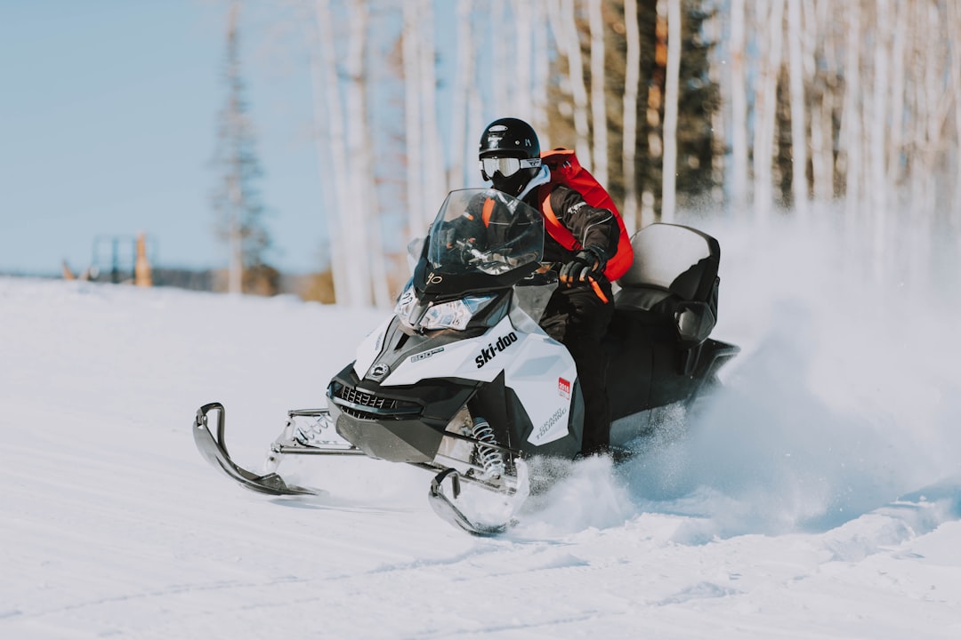 Sneeuwscooter rijden in Lapland: wat je moet weten voor je vertrekt